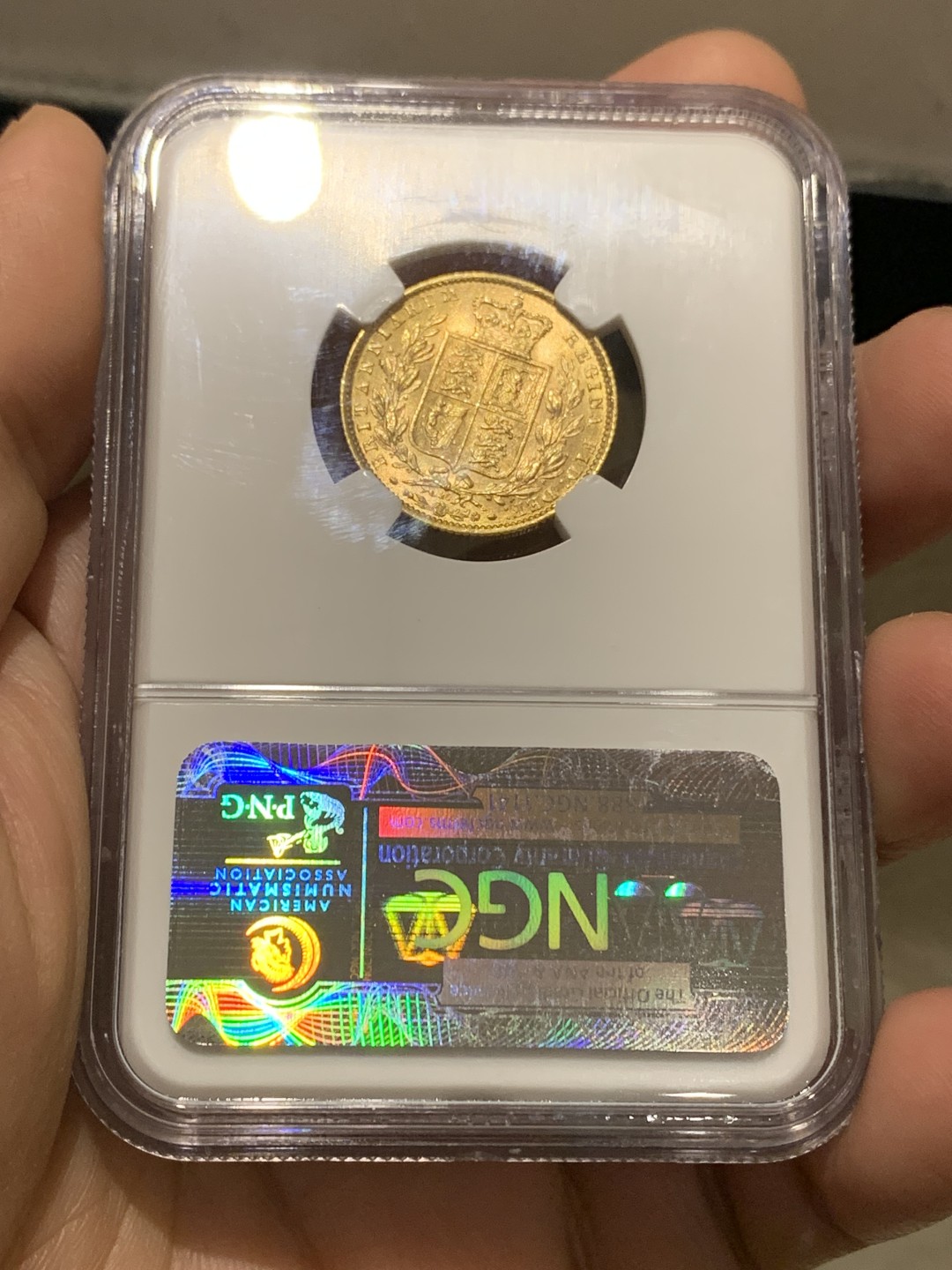 《竞宝斋》第147场-周日，周一 2场 (全场包邮) NGC MS62 1871年英国小维本土索维林金币 8克金币 盾徽版 背面完美