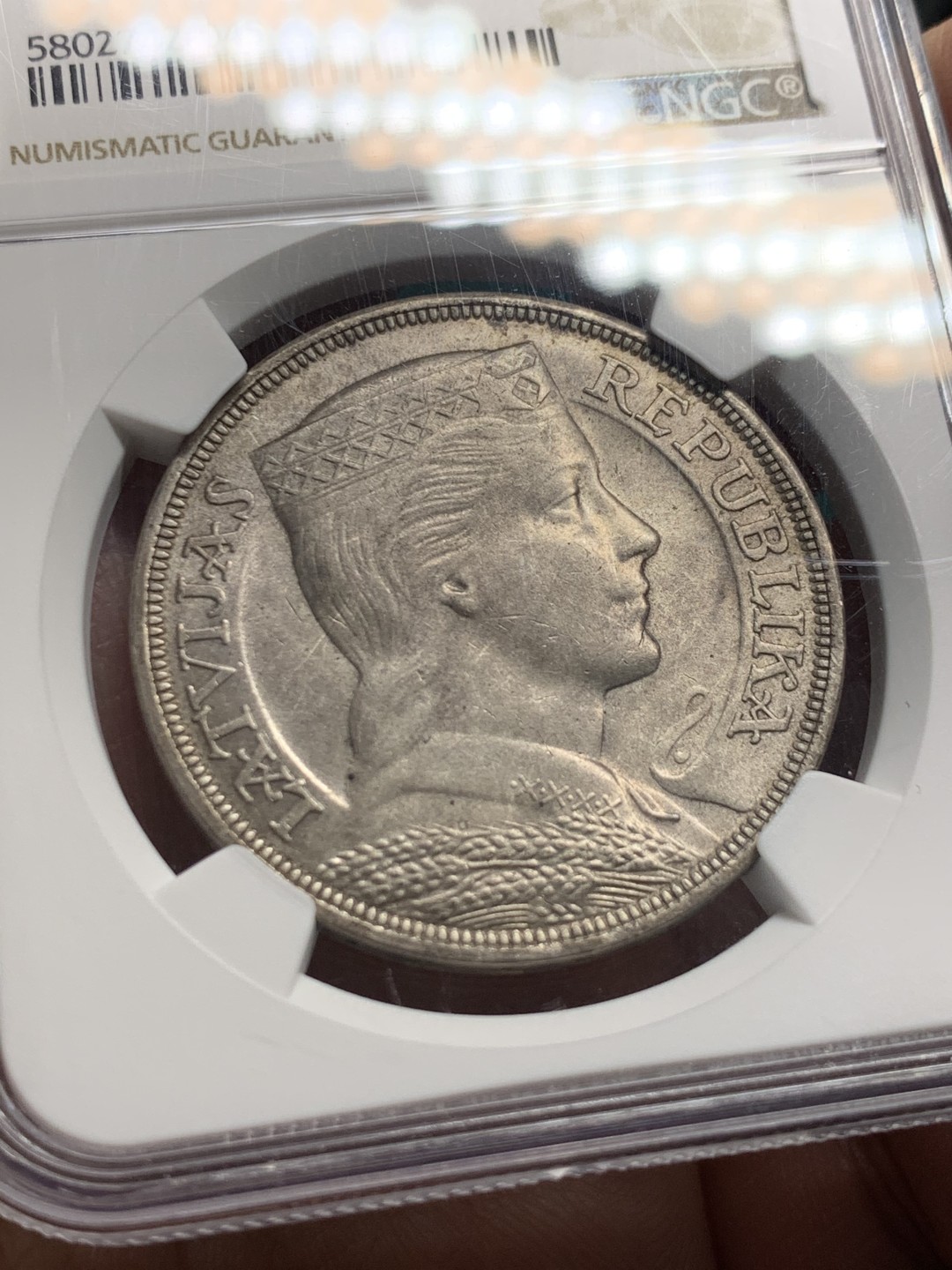 《竞宝斋》第147场-周日，周一 2场 (全场包邮) NGC-MS62 拉脱维亚 1931年5拉特美女大银币 带点包浆 外拍热门品种 价格洼地