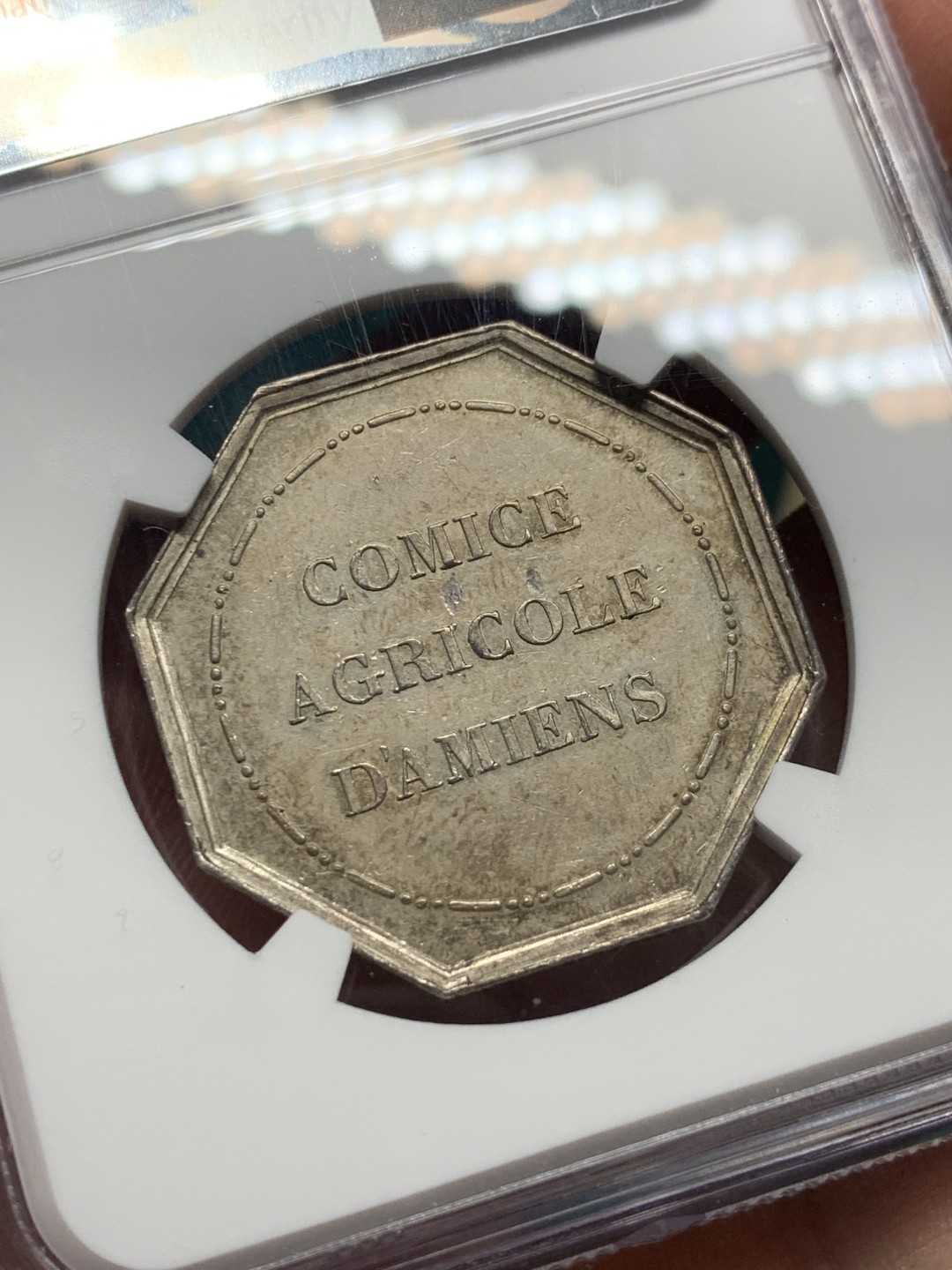 《竞宝斋》第147场-周日，周一 2场 (全场包邮) NGC-MS62 法国十九世纪 谷物女神 八角JETON 银制 高浮雕五彩