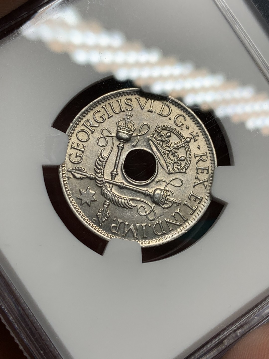 《竞宝斋》第147场-周日，周一 2场 (全场包邮) NGC MS62 1945新几内亚乔六1先令银币