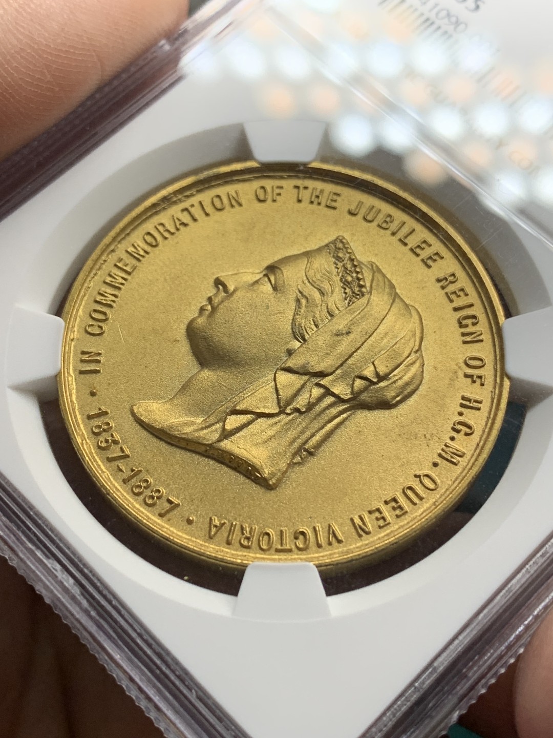 《竞宝斋》第147场-周日，周一 2场 (全场包邮) NGC MS65 1887年英国维多利亚加冕50周年镀金纪念章，顶级品相，WM镀金章