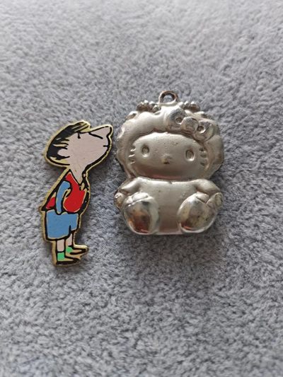 【8个洞收藏】第6场★0押0起一件包邮★女神专场(持续更新···) 7天连拍 回馈老粉 感谢陪伴   - 2个回流卡通小件  铜制 一个小贴片 一个卡通女孩，女孩挺沉可做包挂或者或者其他车挂都行