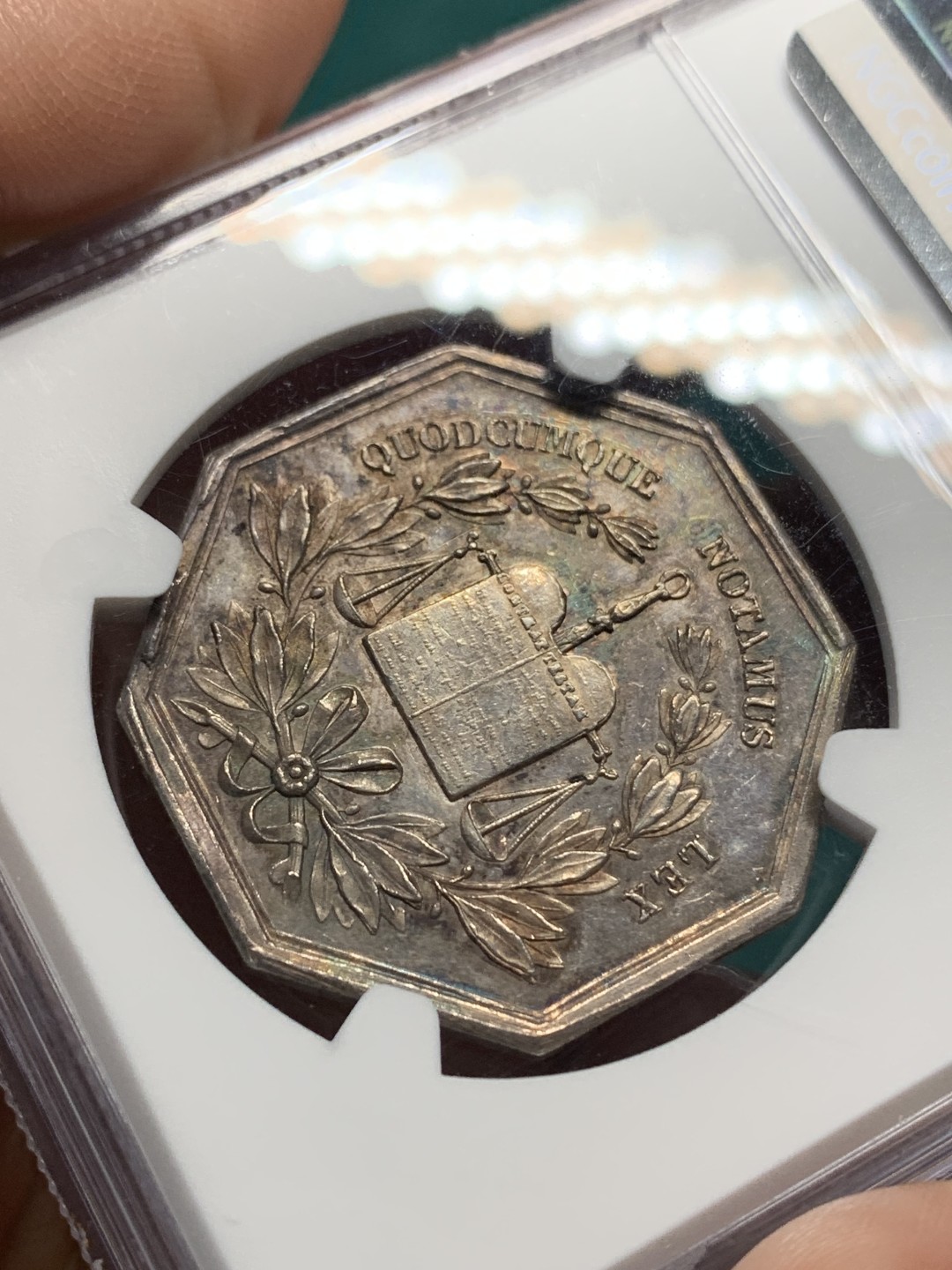 《竞宝斋》第147场-周日，周一 2场 (全场包邮) NGC-MS62 法国卡克塔公证处JETON银质八角章 稀少手指边铭 五彩