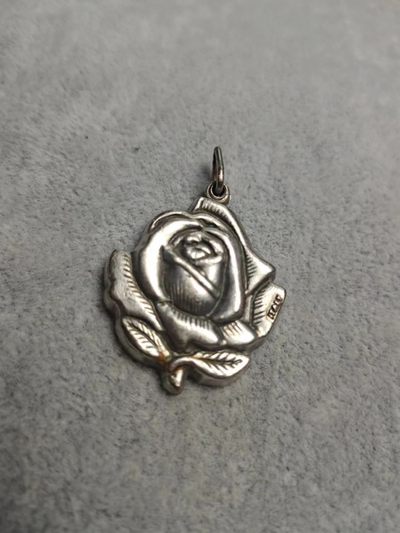 【8个洞收藏】第6场★0押0起一件包邮★女神专场(持续更新···) 7天连拍 回馈老粉 感谢陪伴   - 一款意大利回流 形制特别的 玫瑰圣母贴片牌 很厚 比普通圣牌厚三倍以上 合金基底，孤品独款