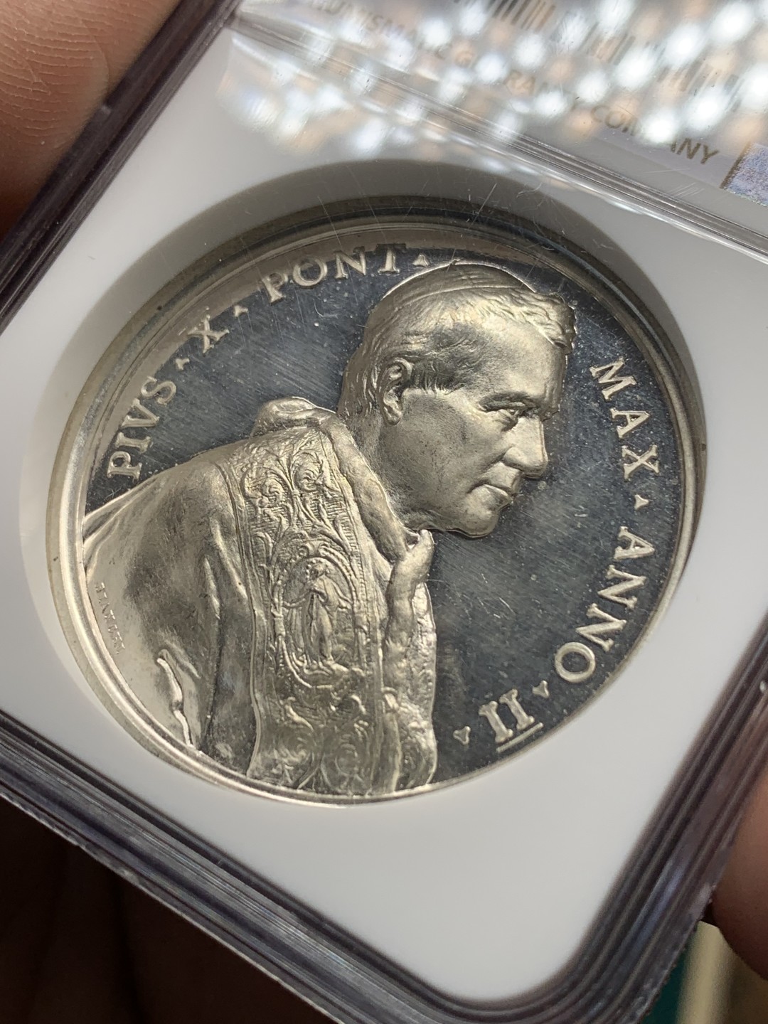 《竞宝斋》第147场-周日，周一 2场 (全场包邮) NGC-MS64 梵蒂冈1904 教宗庇护十世封圣银章 高分 浮雕美工艺佳