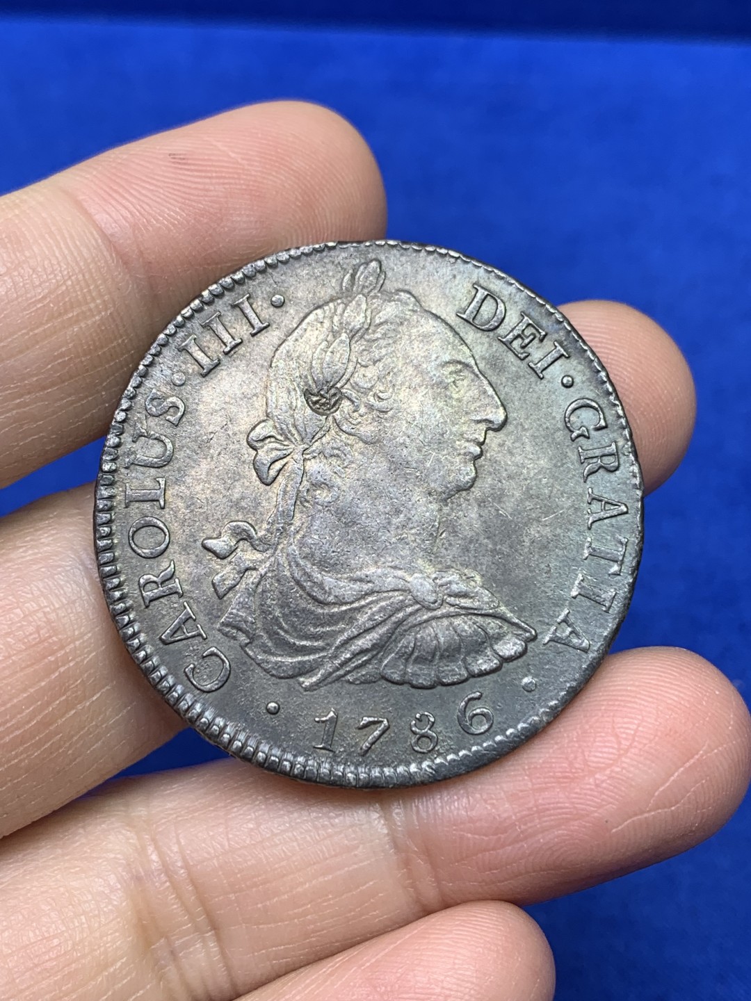 《竞宝斋》第147场-周日，周一 2场 (全场包邮) 秘鲁 1786年 卡三 双柱大银币 细节不错 花冠上有一个戳 挺别致的 细节见图