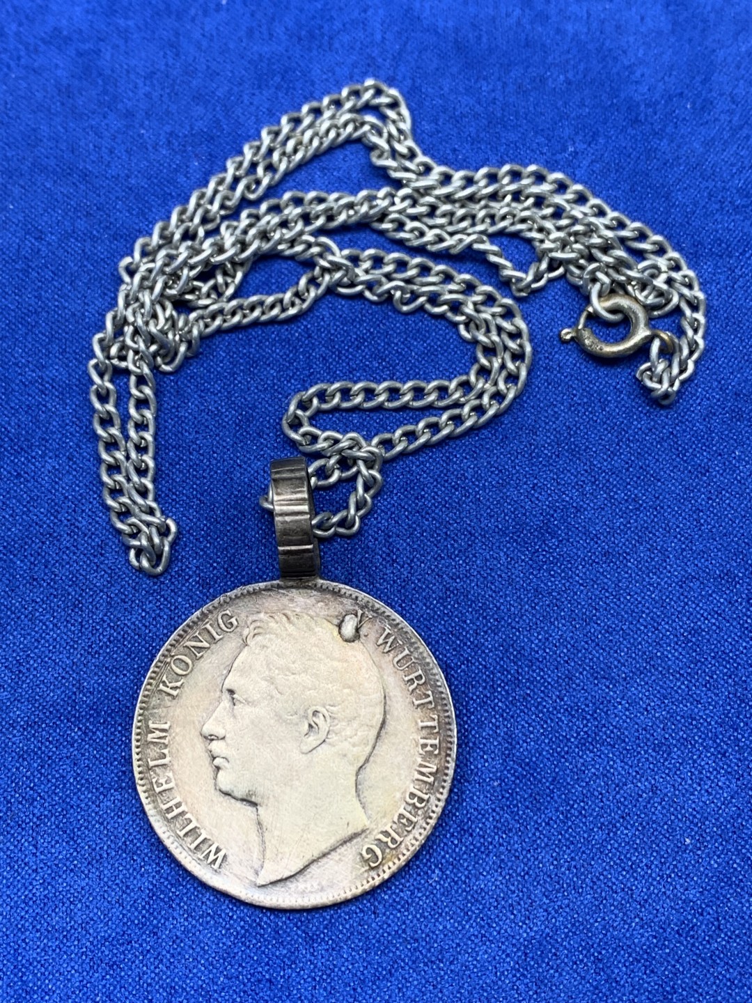 《竞宝斋》第147场-周日，周一 2场 (全场包邮) 德国 1839年 符腾堡 威廉国王1盾银币（链子不像银的）14.5克