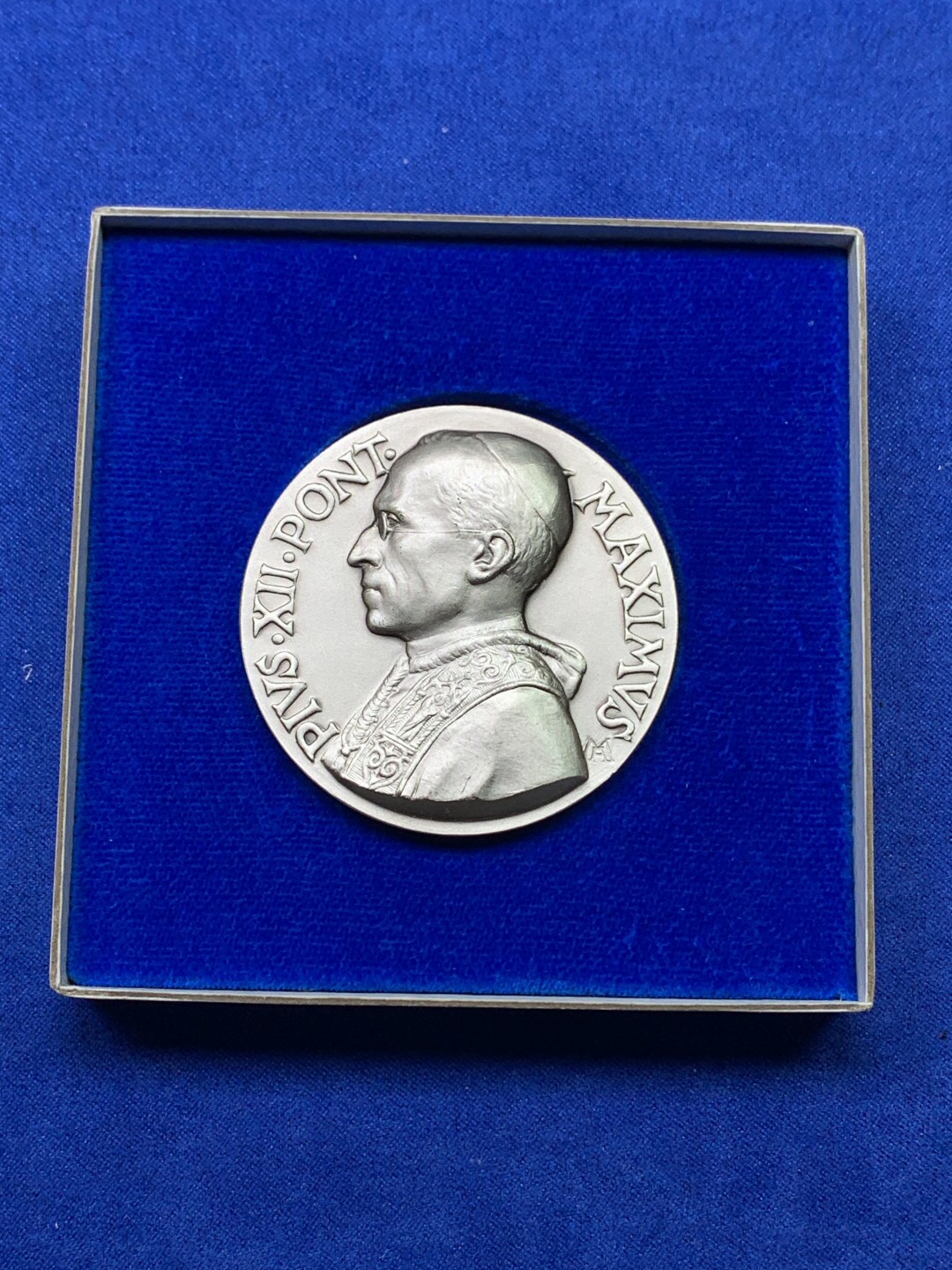 《竞宝斋》第147场-周日，周一 2场 (全场包邮) 1958年 梵蒂冈教皇庇护十二世镀银铜章（纸盒），直径50mm，重量74.4g，超级高浮雕