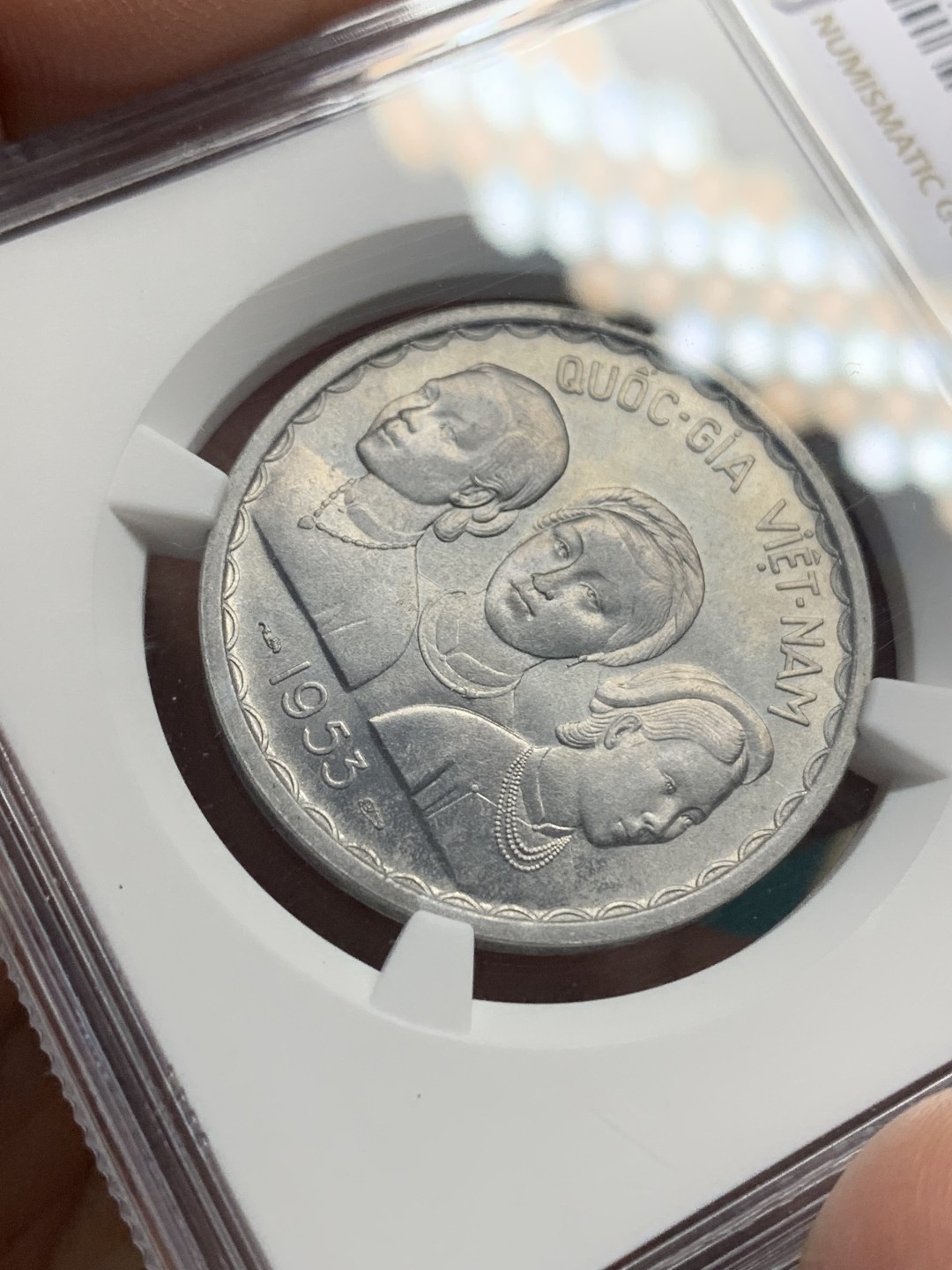 《竞宝斋》第147场-周日，周一 2场 (全场包邮) NGC MS64南越南1953年双龙三姐妹大铝币，南越南所有币中最有设计感的一套，既有东南亚服装特色，由有宗主国双龙的影子