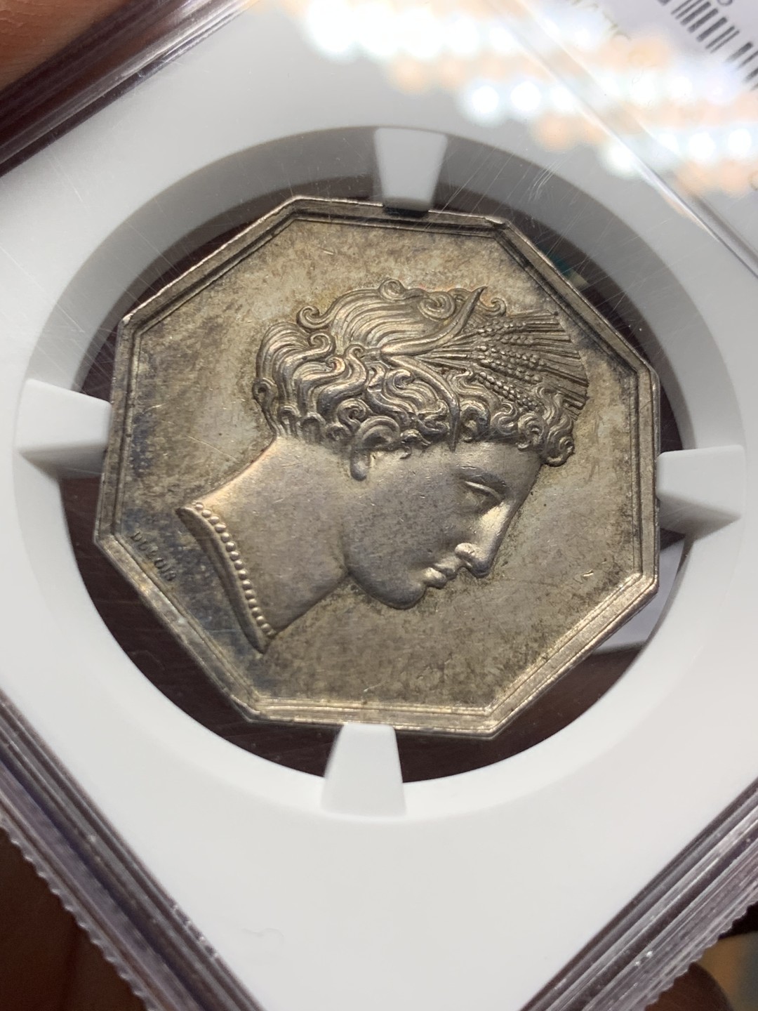 《竞宝斋》第147场-周日，周一 2场 (全场包邮) NGC-MS62 法国十九世纪 谷物女神 八角JETON 银制 高浮雕五彩