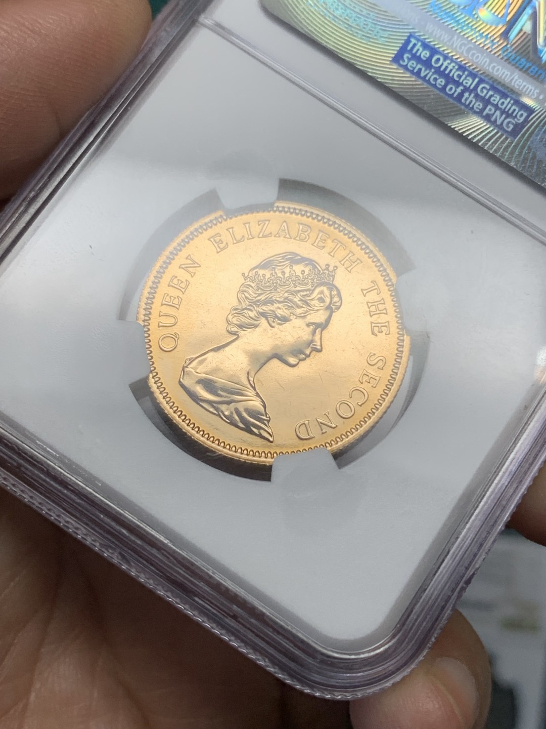 《竞宝斋》第147场-周日，周一 2场 (全场包邮) NGC-MS67  1975年 香港1000元 英女王访港金币 15.97克 0.917金 直径28.4MM 厚度1.8MM 发行15.000枚 2022.12HA-MS67 1200美元