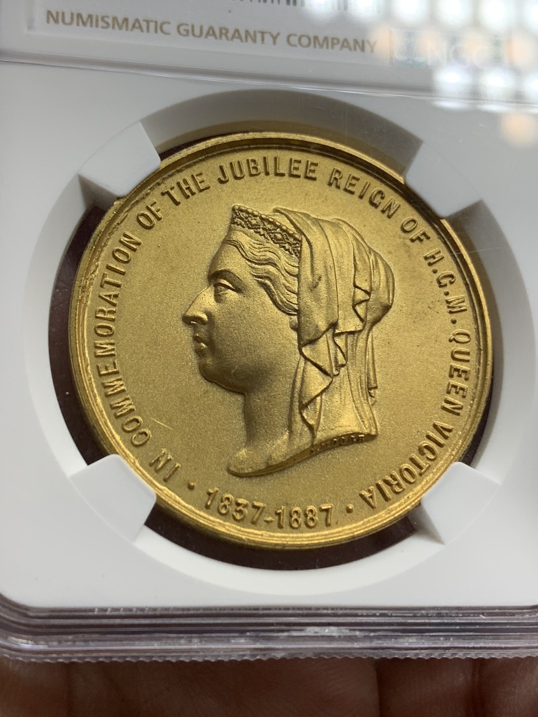 《竞宝斋》第147场-周日，周一 2场 (全场包邮) NGC MS65 1887年英国维多利亚加冕50周年镀金纪念章，顶级品相，WM镀金章