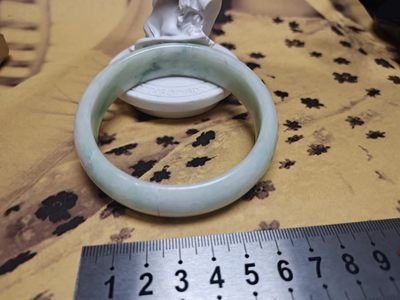 【8个洞收藏】第6场★0押0起一件包邮★女神专场(持续更新···) 7天连拍 回馈老粉 感谢陪伴   - 60MM内径 亏本拍一个瑕疵翡翠玉镯，包鉴定，不是真的吃了它，最早玩玉弄的，有玉也有裂，裂是手贱不小心摔的，可自行找大师傅魔改，如图 天然绿，非b货非酸洗。
