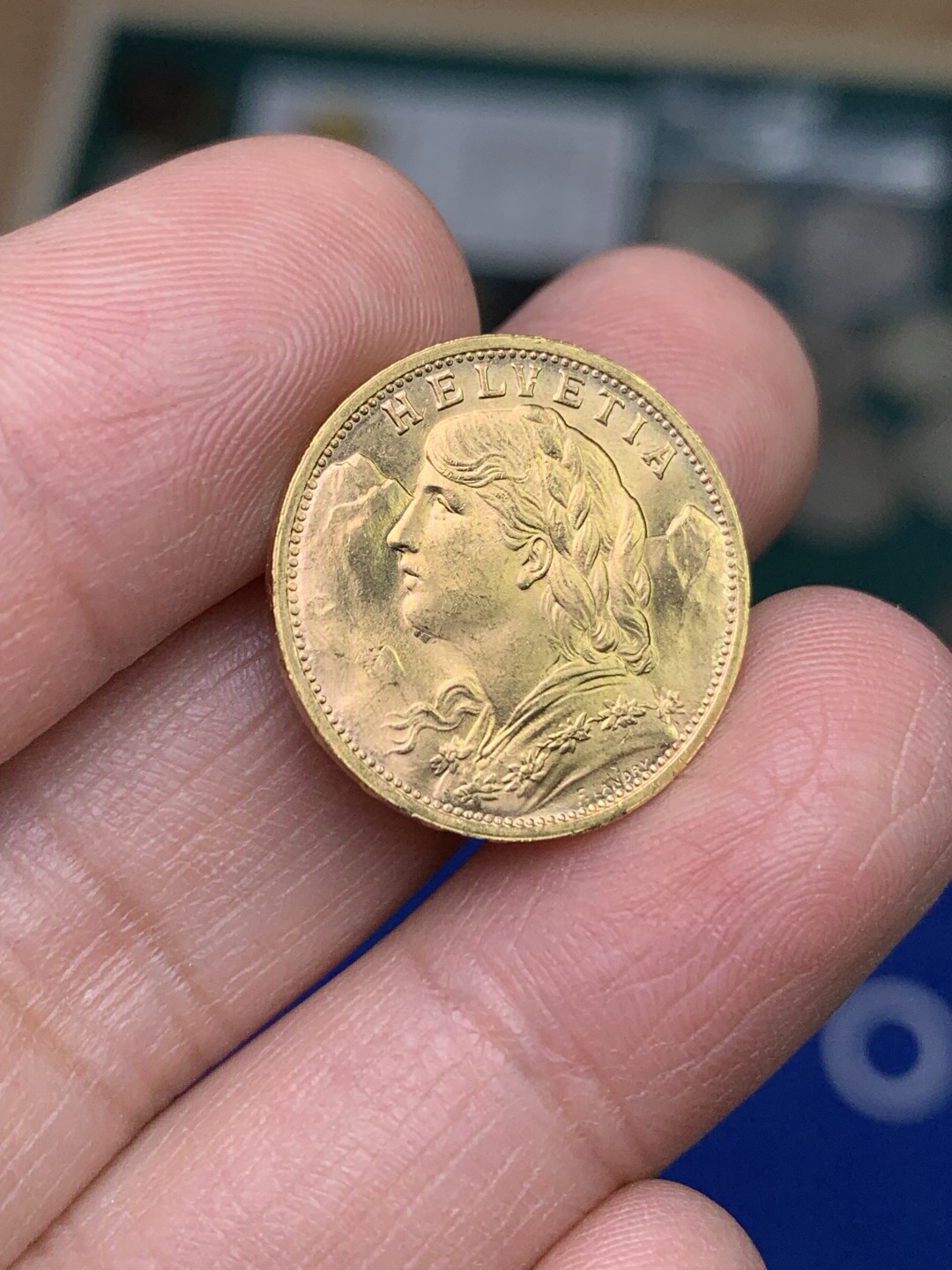 《竞宝斋》第147场-周日，周一 2场 (全场包邮) 1935年 瑞士金币 20法郎 6.45克 UNC的底板状态不错背面盾徽处有个小划痕 整体感觉很棒