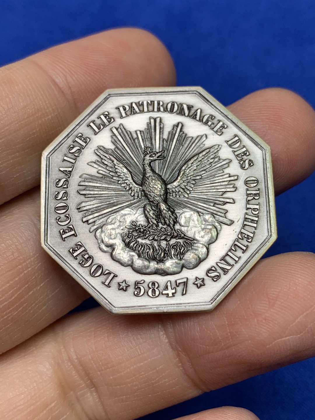 《竞宝斋》第147场-周日，周一 2场 (全场包邮) 法国 巴黎造币厂复刻 八角银章 限量500枚之46（边铭）孤儿救助八角银章 34.6mm 20.8克