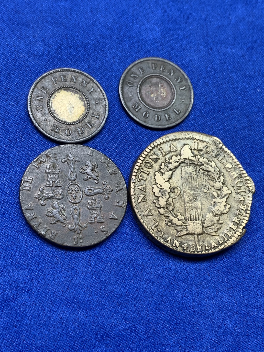 《竞宝斋》第147场-周日，周一 2场 (全场包邮) 铜币4枚（2枚英国小维双色便士，1枚西班牙伊莎贝拉二世8M齿边版，1枚法国路易十六2s大铜币）
