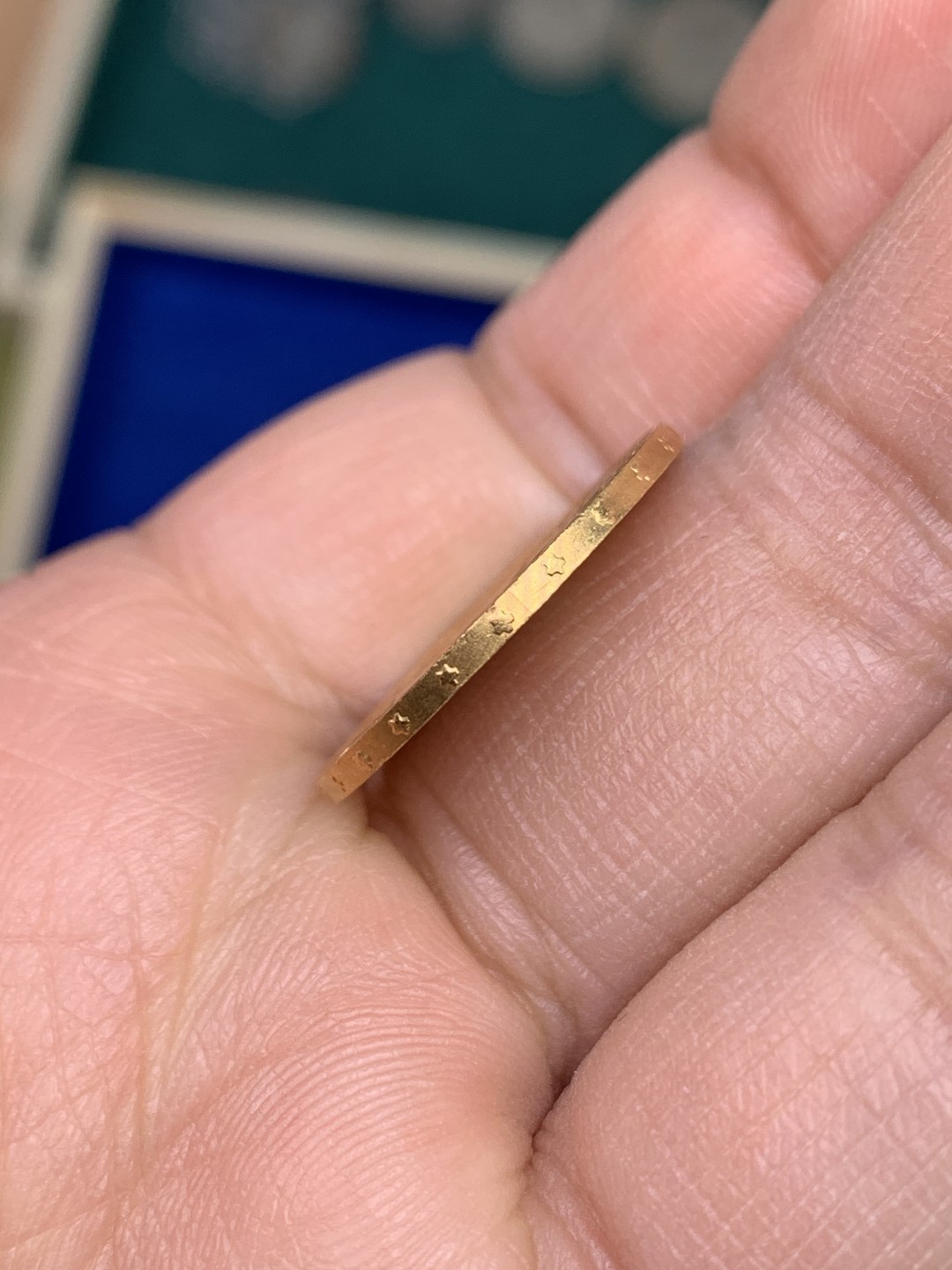 《竞宝斋》第147场-周日，周一 2场 (全场包邮) 1935年 瑞士金币 20法郎 6.45克 UNC的底板状态不错背面盾徽处有个小划痕 整体感觉很棒