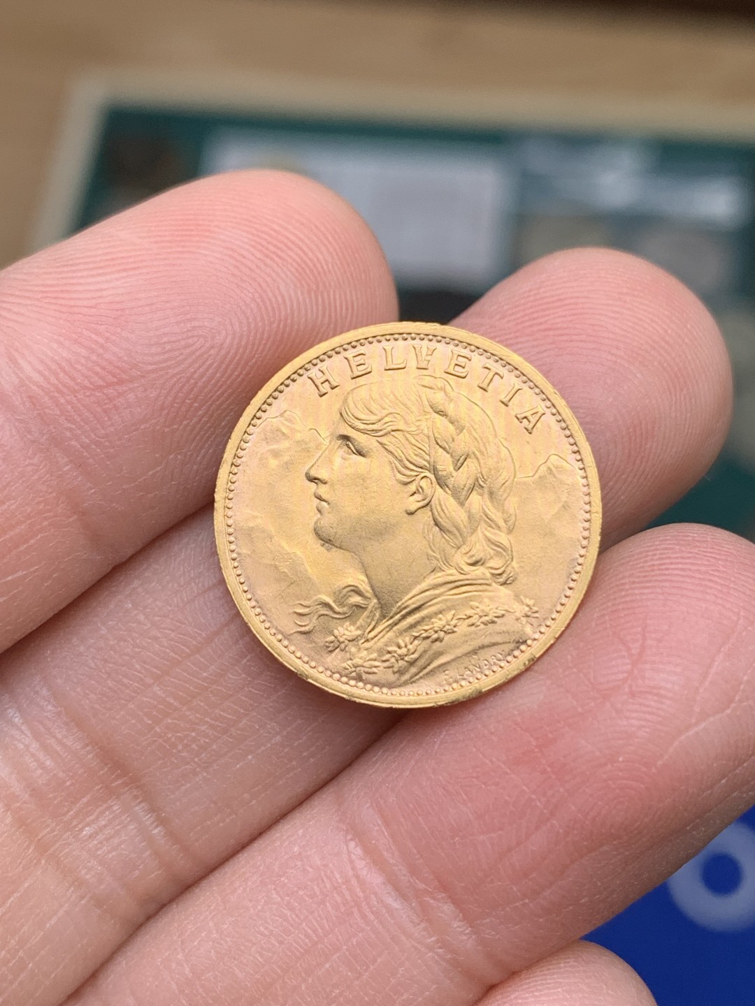 《竞宝斋》第147场-周日，周一 2场 (全场包邮) 1935年 瑞士金币 20法郎 6.45克 UNC的底板状态不错背面盾徽处有个小划痕 整体感觉很棒