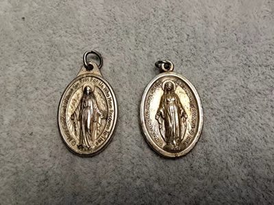 【8个洞收藏】第6场★0押0起一件包邮★女神专场(持续更新···) 7天连拍 回馈老粉 感谢陪伴   - 意大利回流 圣母玛利亚小圣牌一对 此形制为标准的圣母显林式，2个圣牌略有不同，合金基