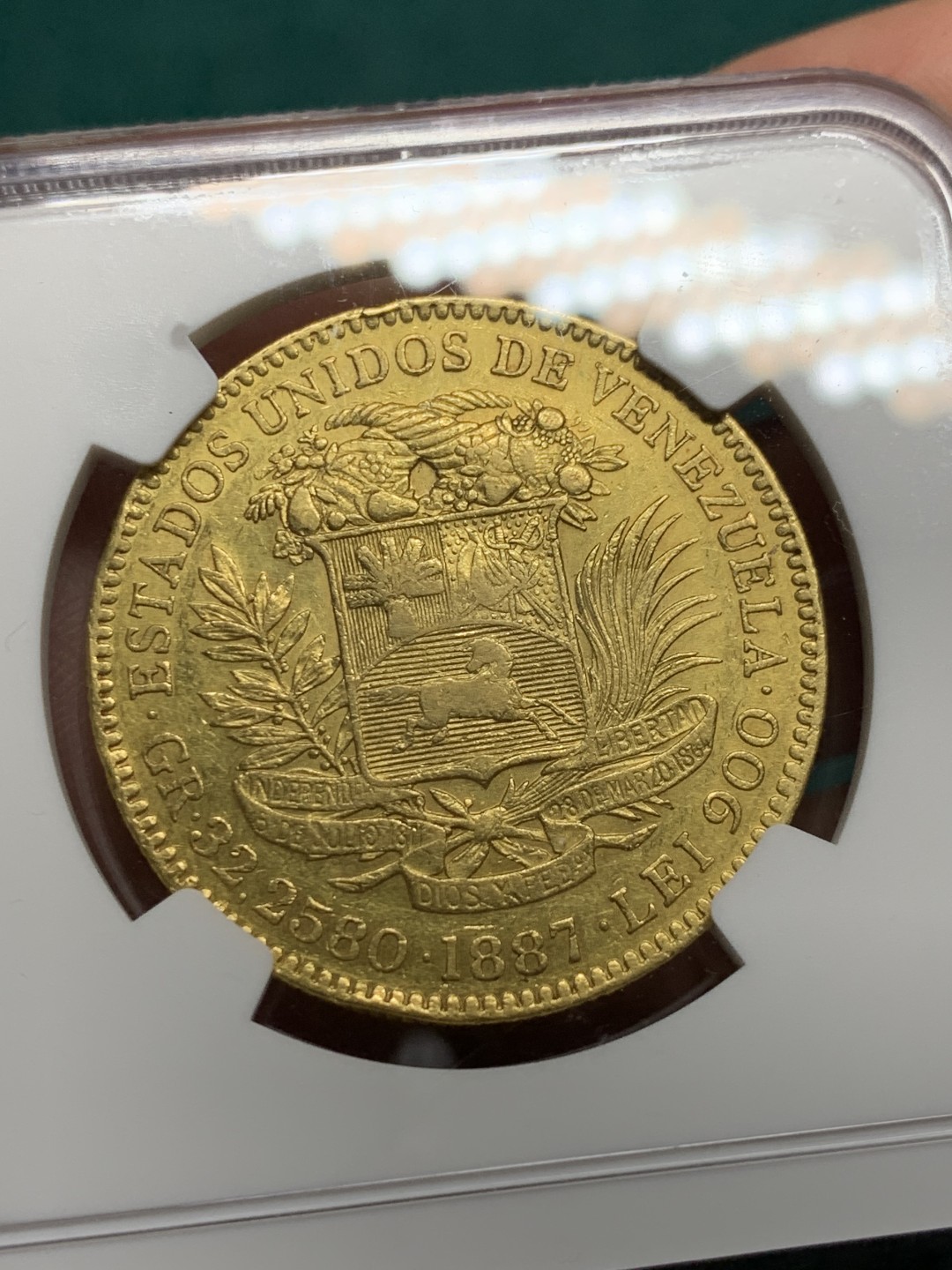 《竞宝斋》第147场-周日，周一 2场 (全场包邮) NGC-AU 委内瑞拉1887年 100玻利瓦尔大金币 南美系早期金币 大多数都已经涨上天了 只有这款算是洼地