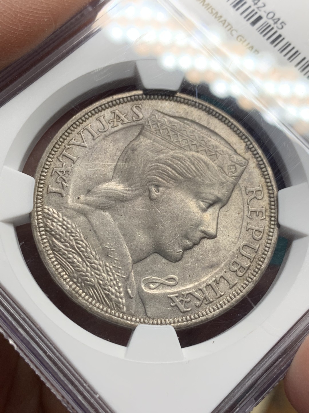 《竞宝斋》第147场-周日，周一 2场 (全场包邮) NGC-MS62 拉脱维亚 1931年5拉特美女大银币 带点包浆 外拍热门品种 价格洼地