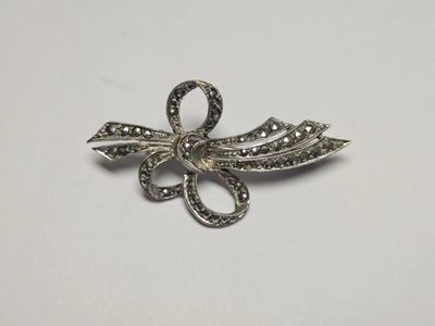 【8个洞收藏】第6场★0押0起一件包邮★女神专场(持续更新···) 7天连拍 回馈老粉 感谢陪伴   - 西洋早期蝴蝶结胸针一枚 镶嵌莱茵石   4.7克 小仙女气质