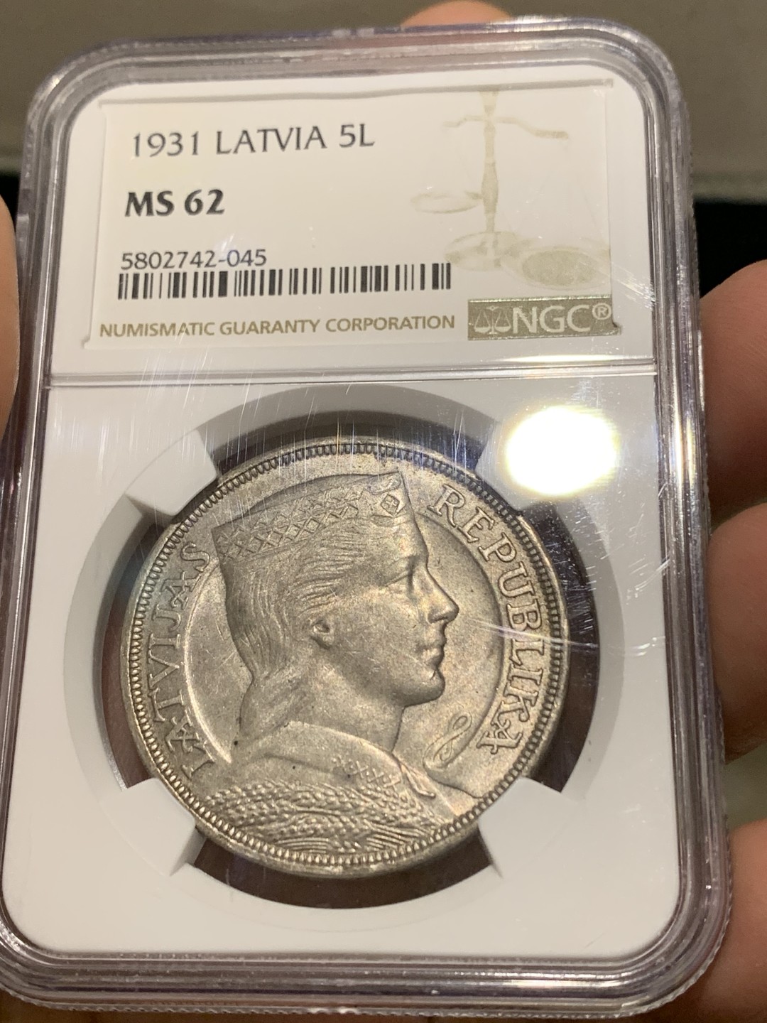 《竞宝斋》第147场-周日，周一 2场 (全场包邮) NGC-MS62 拉脱维亚 1931年5拉特美女大银币 带点包浆 外拍热门品种 价格洼地