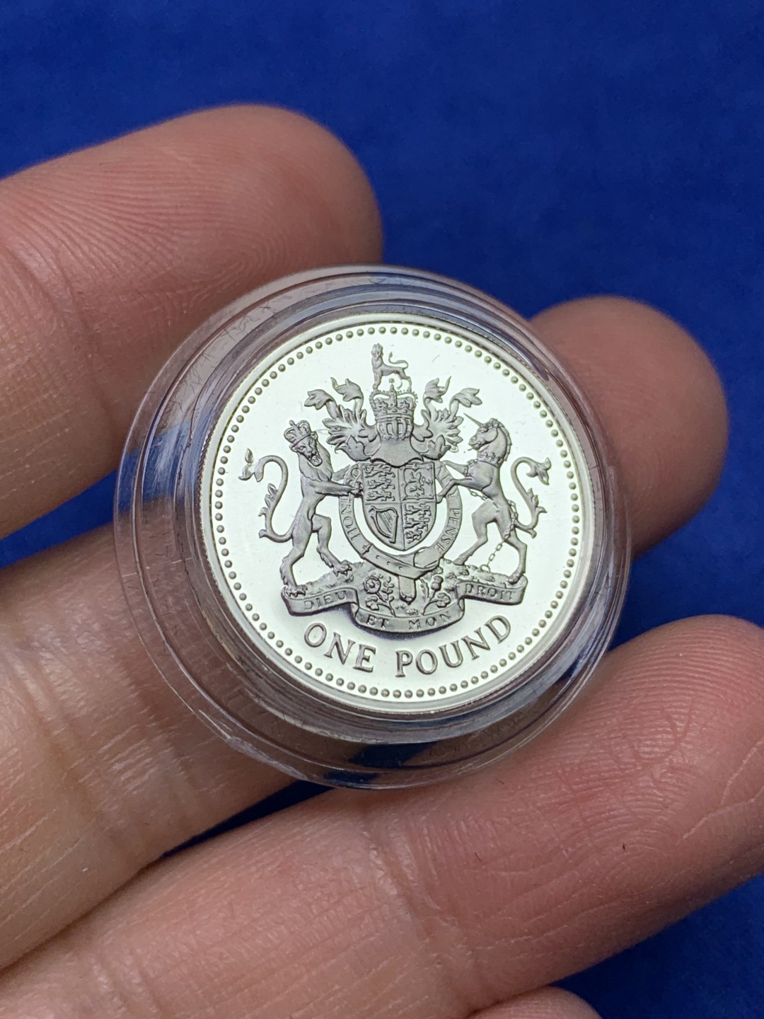 《竞宝斋》第147场-周日，周一 2场 (全场包邮) 1998年 英国精制 1英镑银币 直径不大 特厚