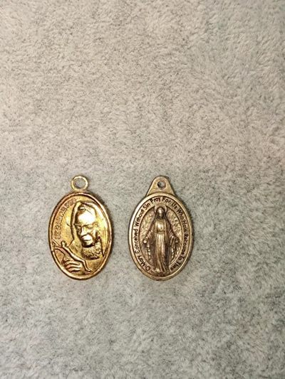 【8个洞收藏】第6场★0押0起一件包邮★女神专场(持续更新···) 7天连拍 回馈老粉 感谢陪伴   - 圣五伤比奥神父+显灵圣母 一组 意大利合金牌