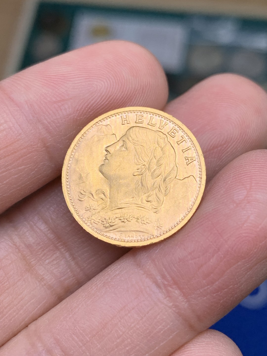 《竞宝斋》第147场-周日，周一 2场 (全场包邮) 1935年 瑞士金币 20法郎 6.45克 UNC的底板状态不错背面盾徽处有个小划痕 整体感觉很棒
