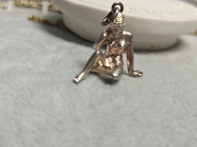 【8个洞收藏】第6场★0押0起一件包邮★女神专场(持续更新···) 7天连拍 回馈老粉 感谢陪伴   - 作品<女人的沉思> 银坠 作者<世人的烦恼> 银坠6.4克 产地瑞士 年代1980年代左右  