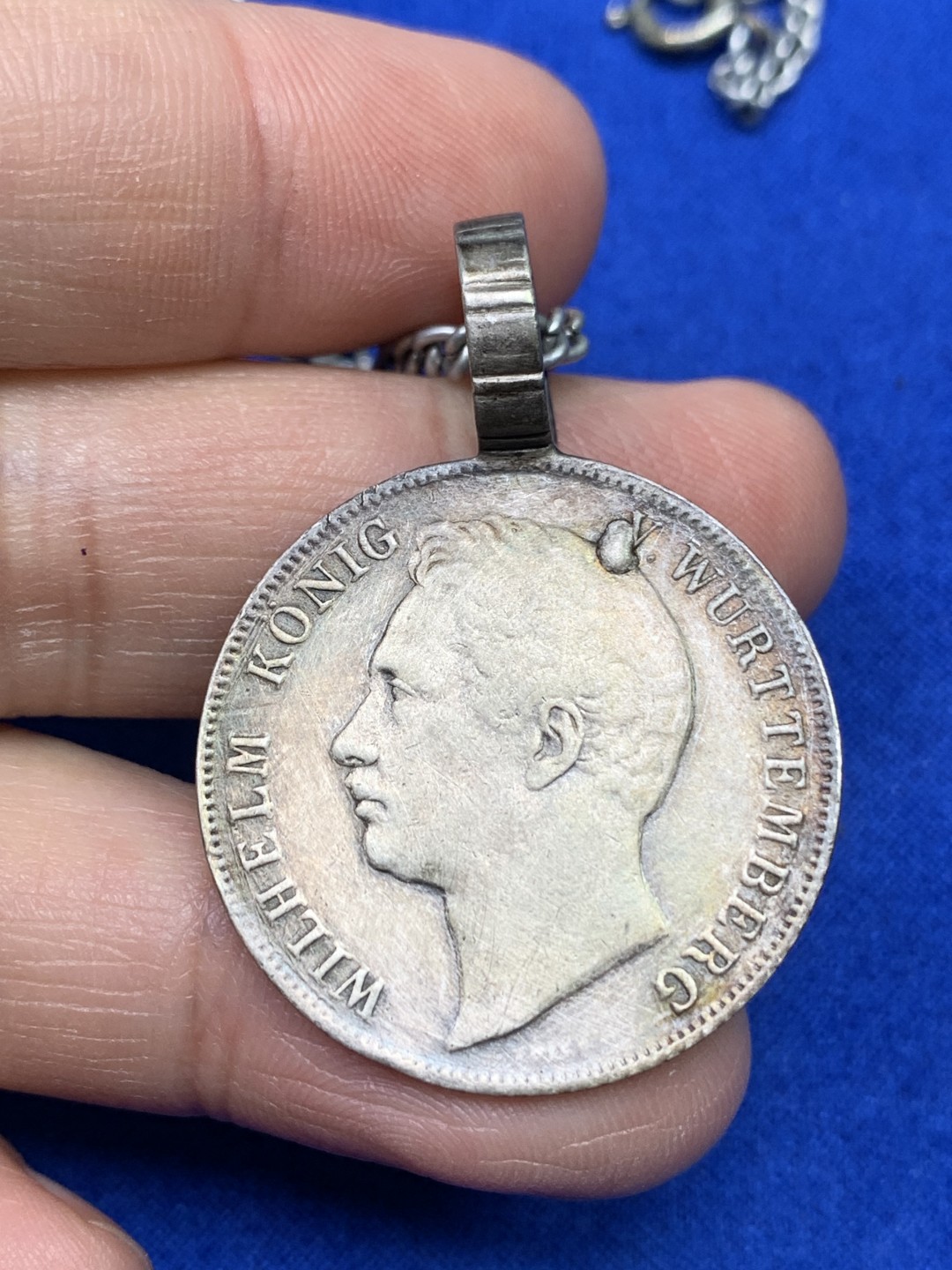 《竞宝斋》第147场-周日，周一 2场 (全场包邮) 德国 1839年 符腾堡 威廉国王1盾银币（链子不像银的）14.5克