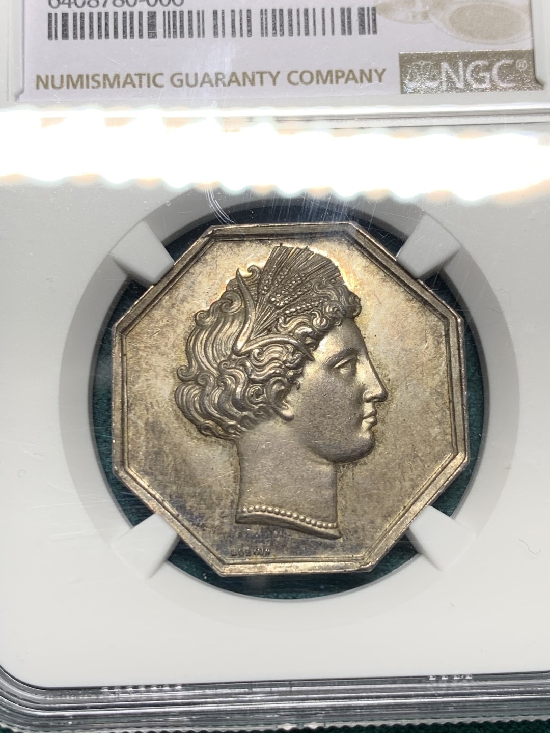 《竞宝斋》第147场-周日，周一 2场 (全场包邮) NGC-MS62 法国十九世纪 谷物女神 八角JETON 银制 高浮雕五彩