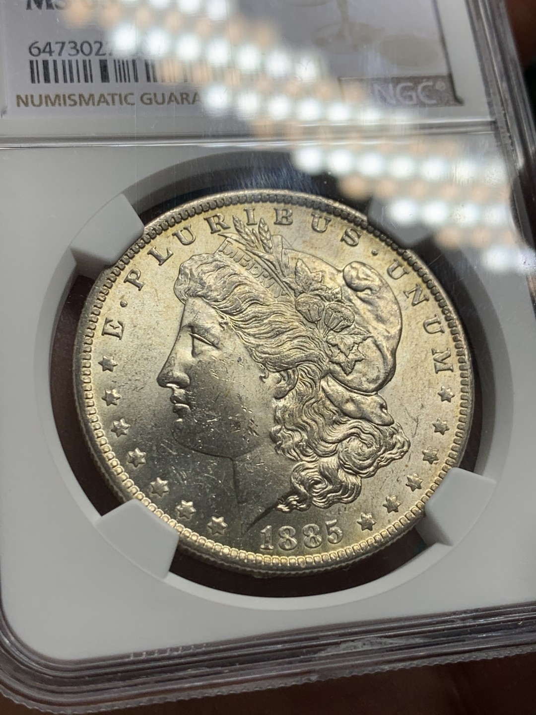 《竞宝斋》第147场-周日，周一 2场 (全场包邮) NGC-MS63 美国 1885 O厂 摩根1美元银币 正面淡金彩 鹰面锈红彩