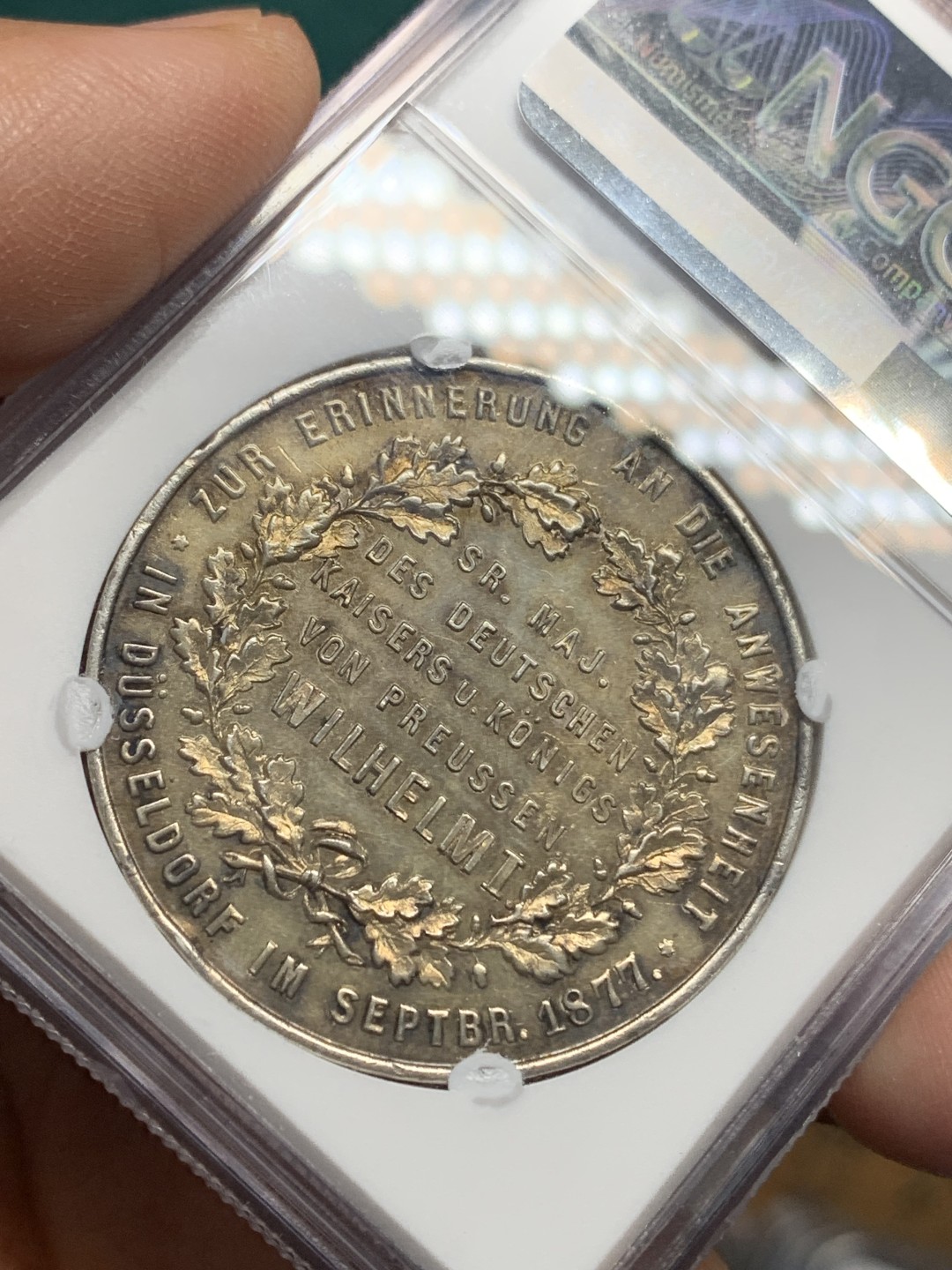 《竞宝斋》第147场-周日，周一 2场 (全场包邮) NGC MS62 1877年德国威廉一世访问杜塞尔多夫纪念银章 稀少品种 五彩镜面底板