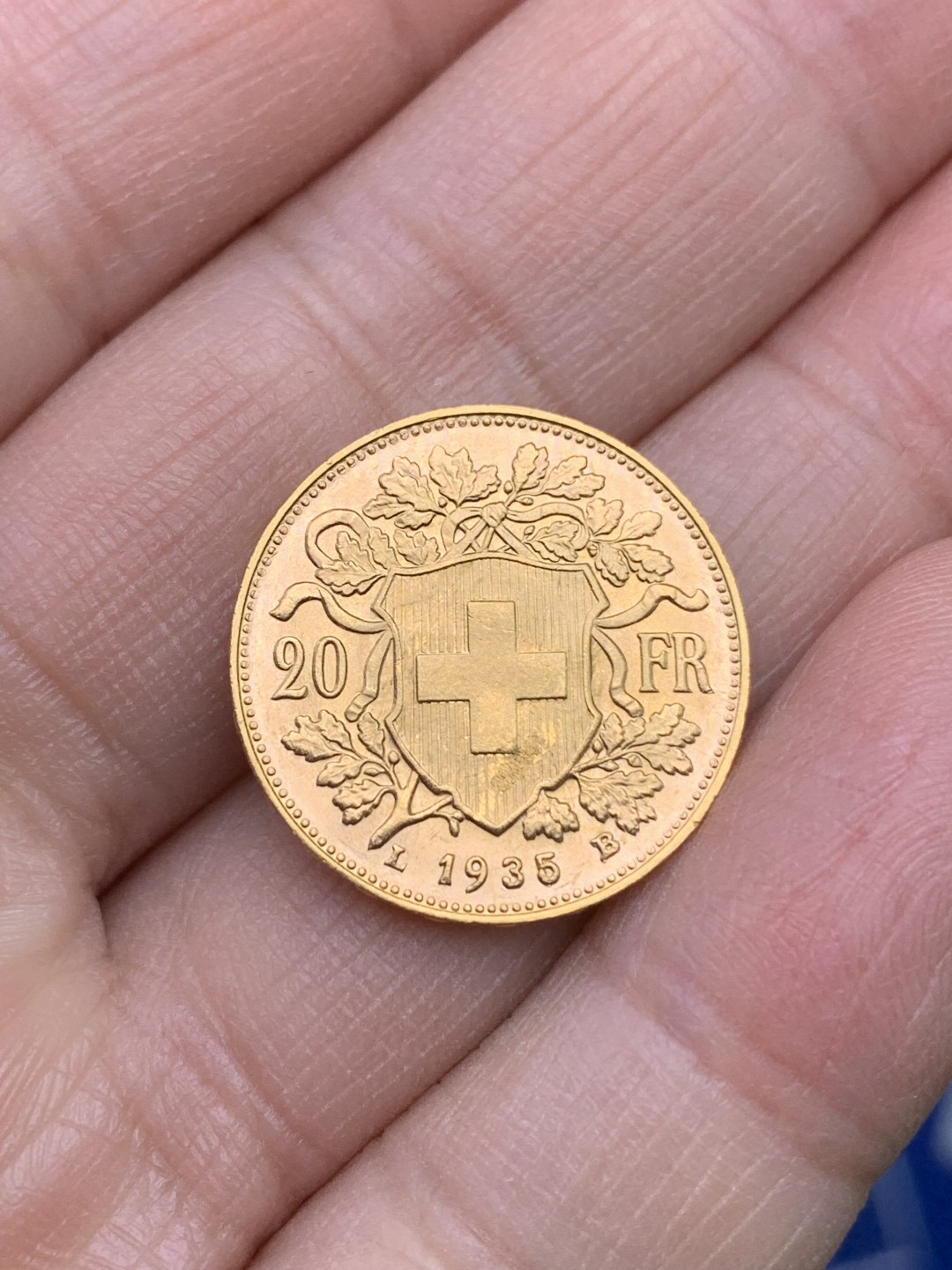 《竞宝斋》第147场-周日，周一 2场 (全场包邮) 1935年 瑞士金币 20法郎 6.45克 UNC的底板状态不错背面盾徽处有个小划痕 整体感觉很棒