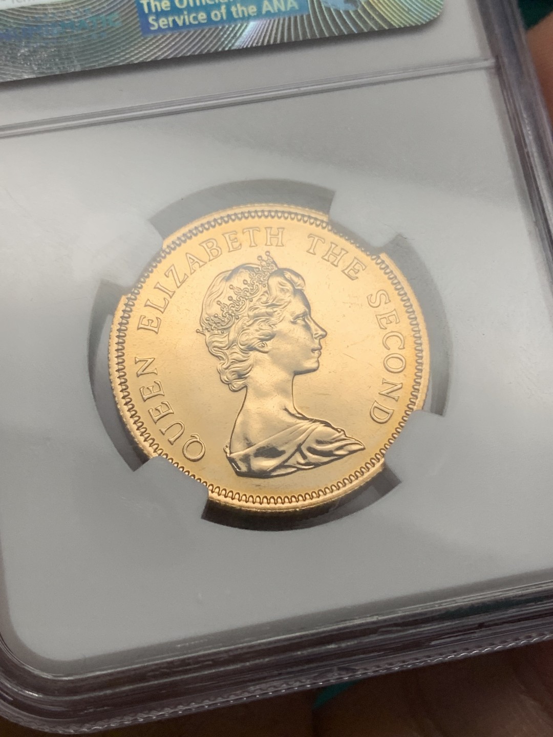 《竞宝斋》第147场-周日，周一 2场 (全场包邮) NGC-MS67  1975年 香港1000元 英女王访港金币 15.97克 0.917金 直径28.4MM 厚度1.8MM 发行15.000枚 2022.12HA-MS67 1200美元