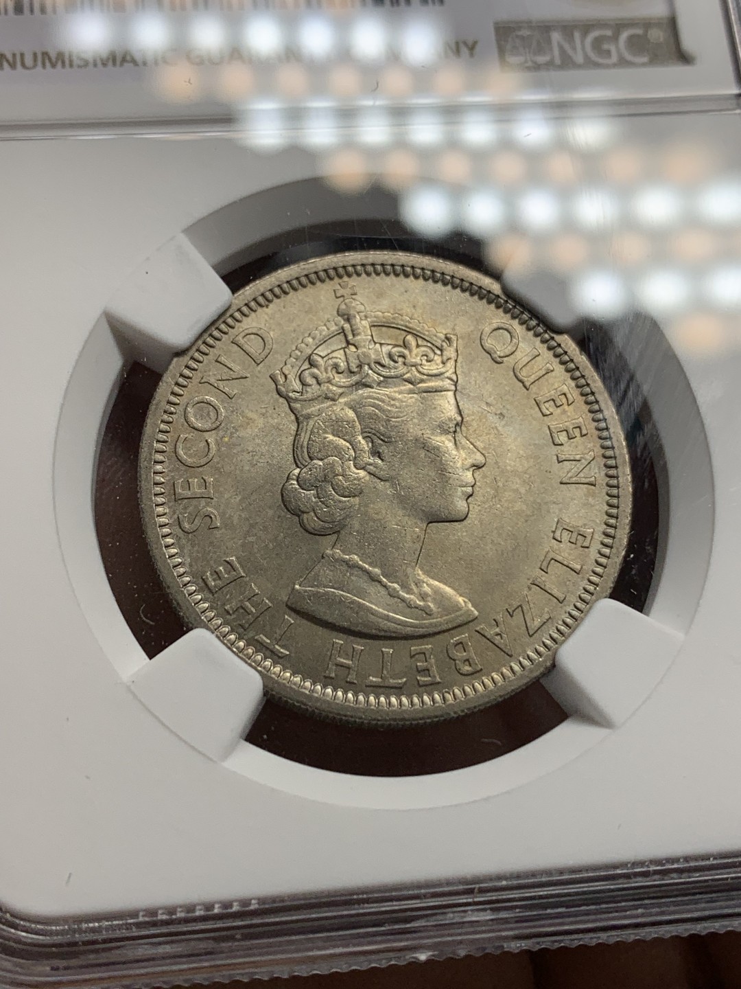 《竞宝斋》第147场-周日，周一 2场 (全场包邮) NGC MS64英属东加勒比1955年50分背面女王手握波塞冬的三叉戟并控制着马头鱼尾的神兽是希腊神话中的Hippocampu是，象征着掌握东加勒比海的海洋霸权