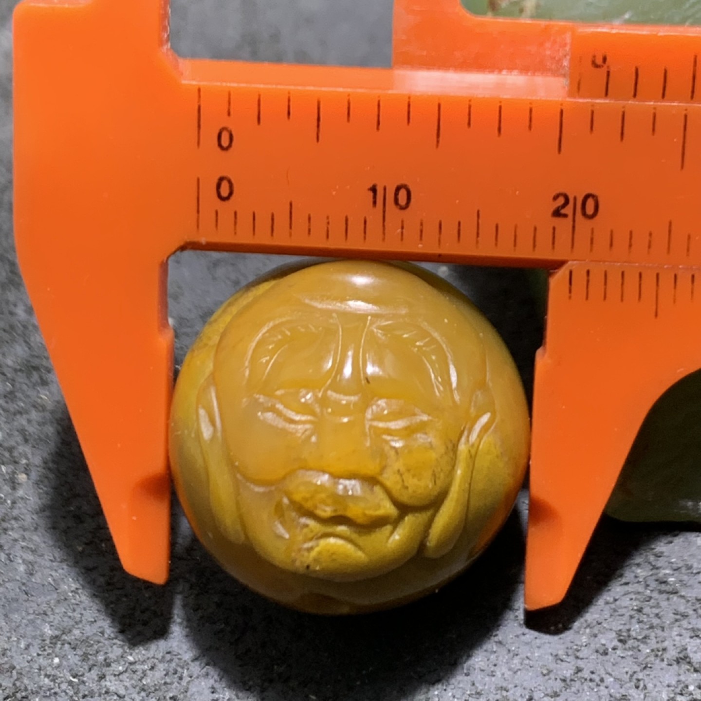 精美鸡油黄战国红玛瑙雕刻罗汉珠一颗！