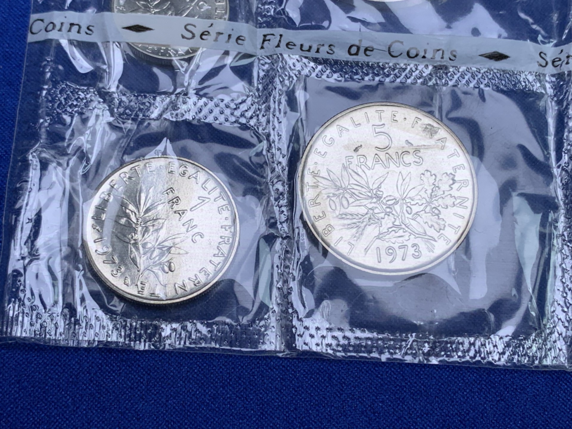 《竞宝斋》第147场-周日，周一 2场 (全场包邮) 法国 1973年原包装8枚套带 1枚大银币 状态好