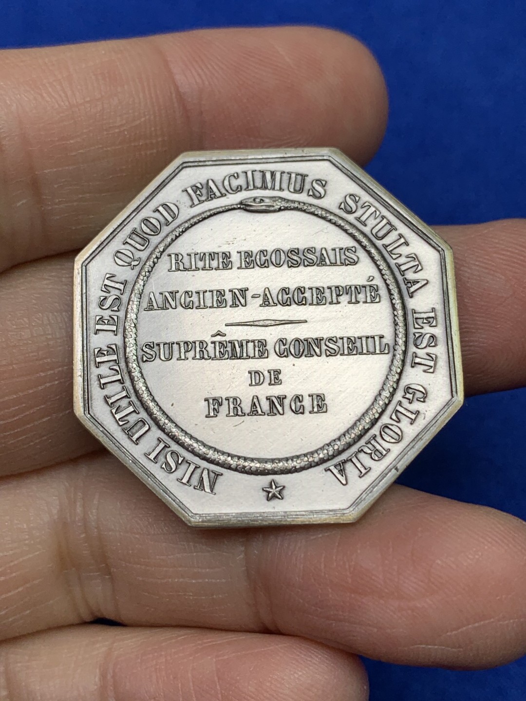 《竞宝斋》第147场-周日，周一 2场 (全场包邮) 法国 巴黎造币厂复刻 八角银章 限量500枚之46（边铭）孤儿救助八角银章 34.6mm 20.8克