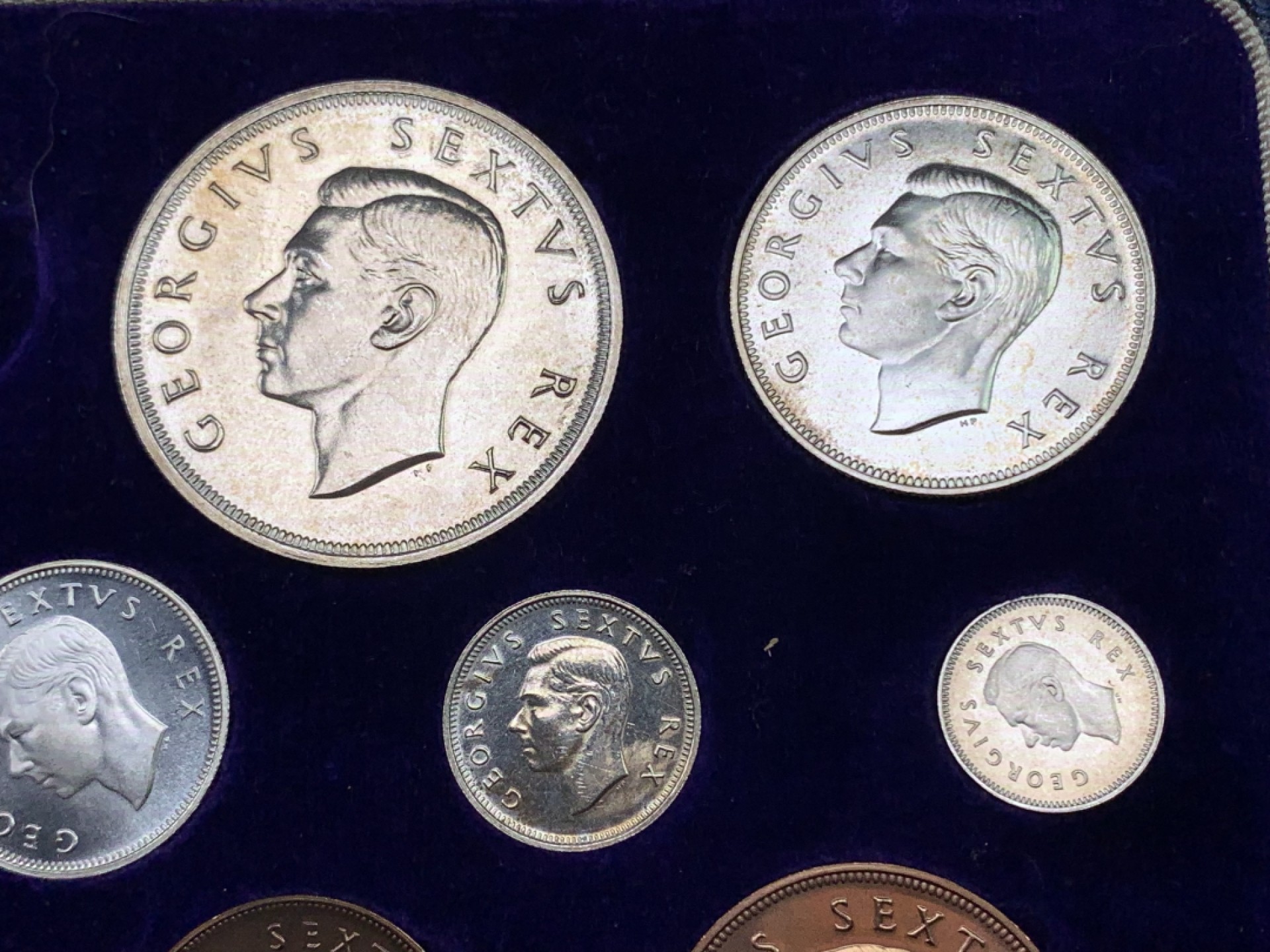 《竞宝斋》第147场-周日，周一 2场 (全场包邮) 1952年 南非乔治六世 套币 状态不错 细节见图