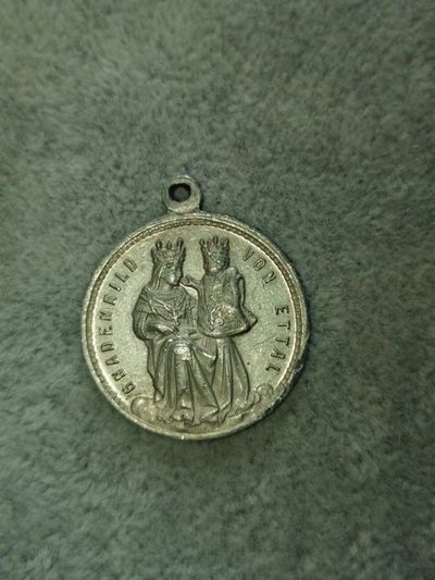 【8个洞收藏】第6场★0押0起一件包邮★女神专场(持续更新···) 7天连拍 回馈老粉 感谢陪伴   - 德国早期铝牌 圣母抱子小圣牌 26MM 背面为巴洛克风格的艾塔修道院 位于德国巴伐利亚 坠子有一处磕碰