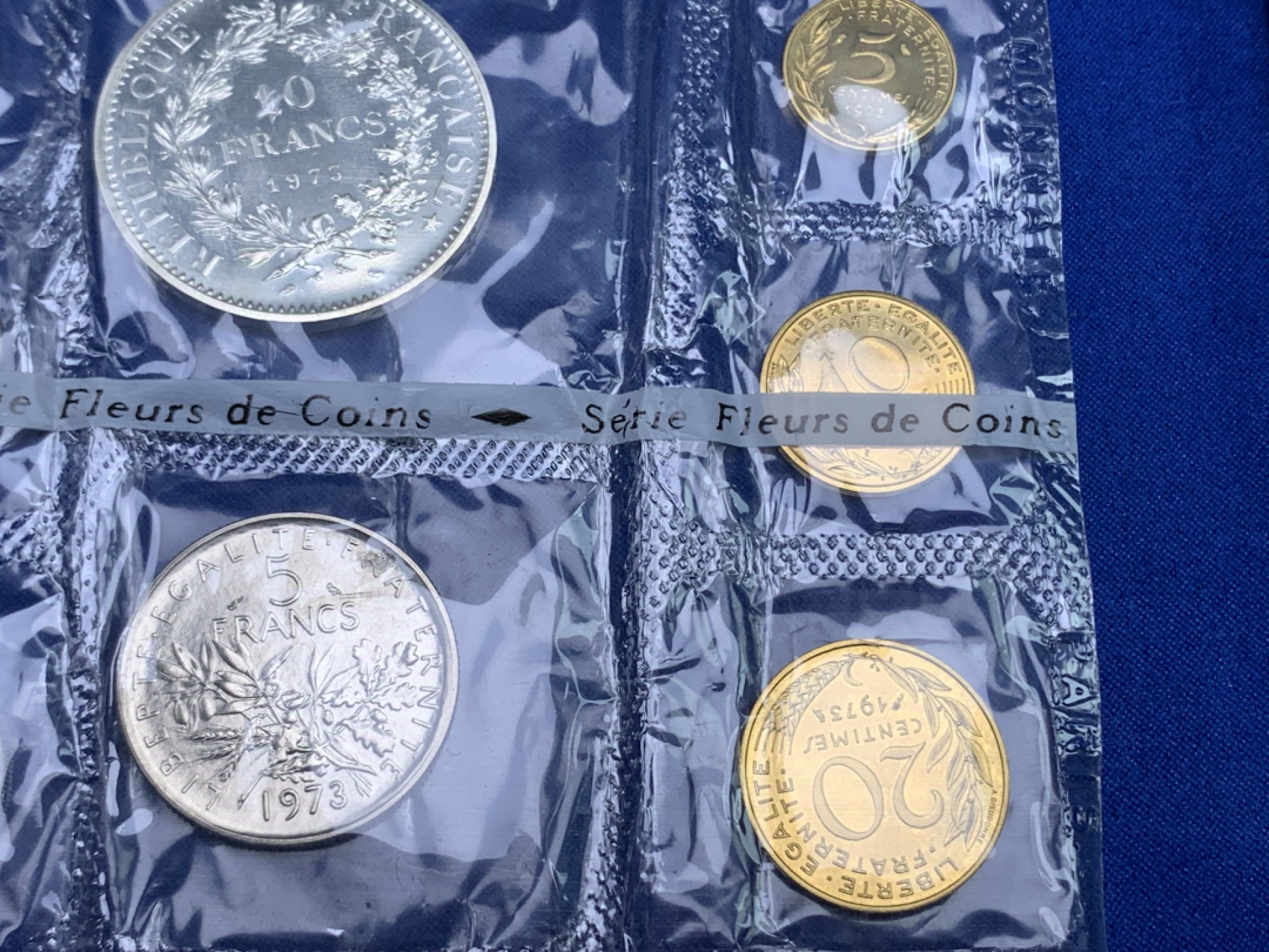 《竞宝斋》第147场-周日，周一 2场 (全场包邮) 法国 1973年原包装8枚套带 1枚大银币 状态好