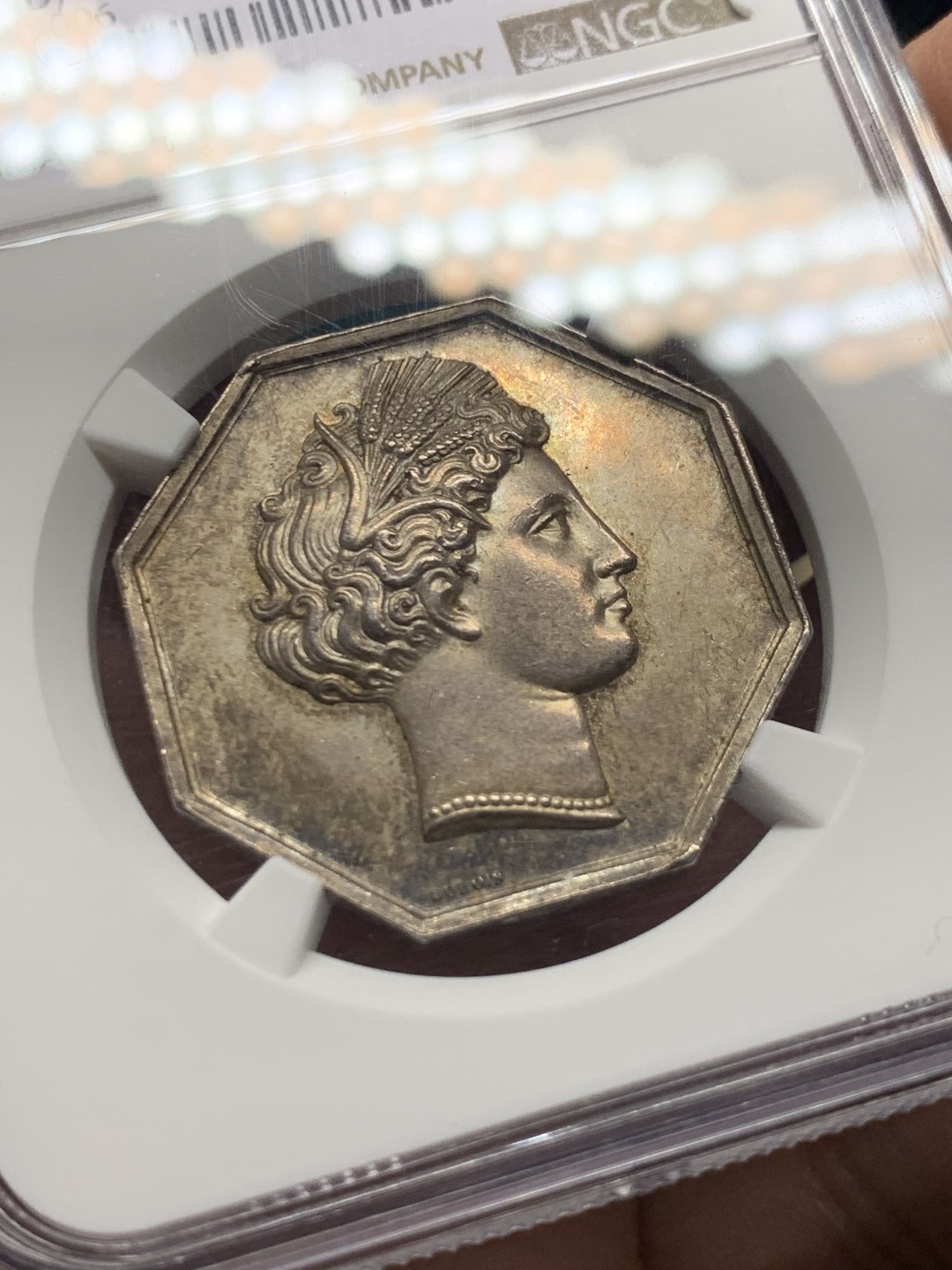 《竞宝斋》第147场-周日，周一 2场 (全场包邮) NGC-MS62 法国十九世纪 谷物女神 八角JETON 银制 高浮雕五彩