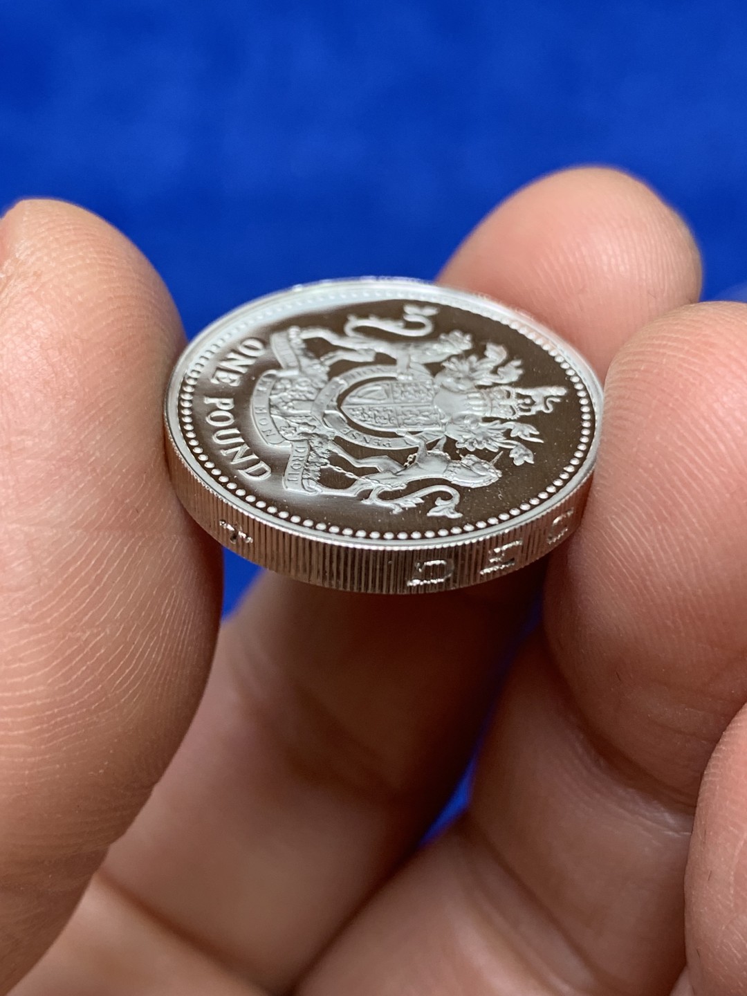 《竞宝斋》第147场-周日，周一 2场 (全场包邮) 1998年 英国精制 1英镑银币 直径不大 特厚