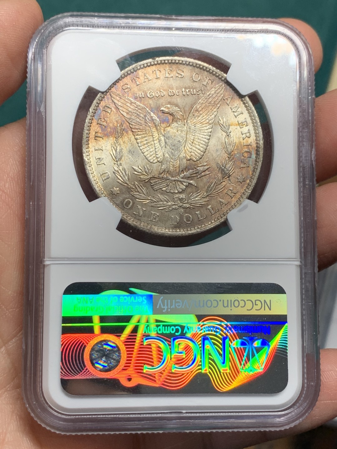 《竞宝斋》第147场-周日，周一 2场 (全场包邮) NGC-MS63 美国 1885 O厂 摩根1美元银币 正面淡金彩 鹰面锈红彩