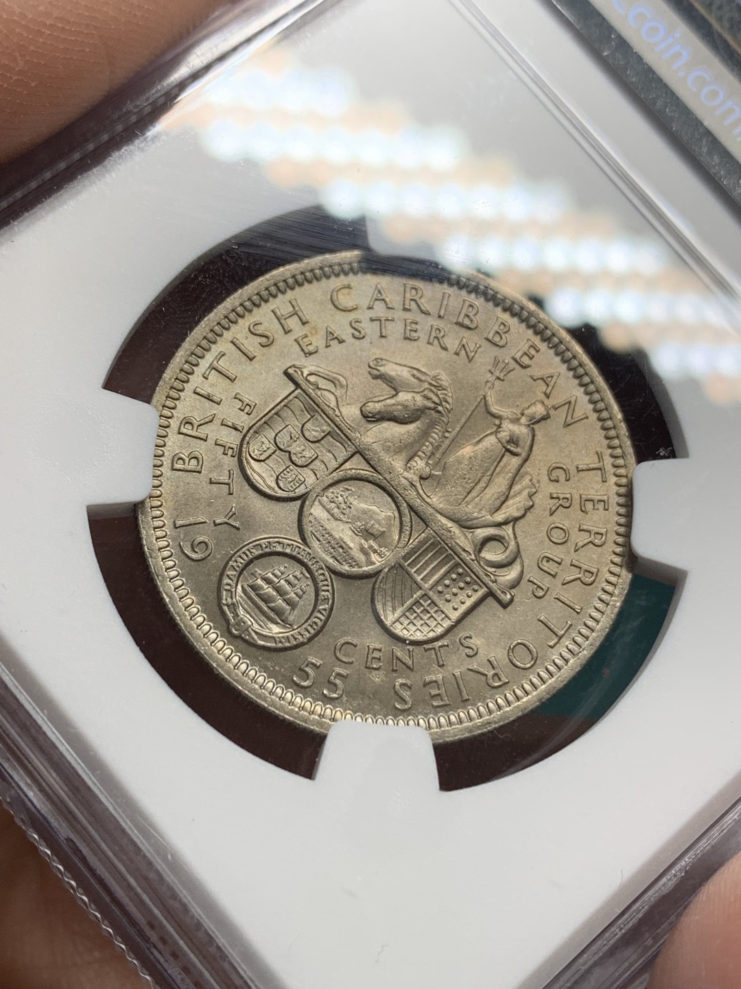 《竞宝斋》第147场-周日，周一 2场 (全场包邮) NGC MS64英属东加勒比1955年50分背面女王手握波塞冬的三叉戟并控制着马头鱼尾的神兽是希腊神话中的Hippocampu是，象征着掌握东加勒比海的海洋霸权