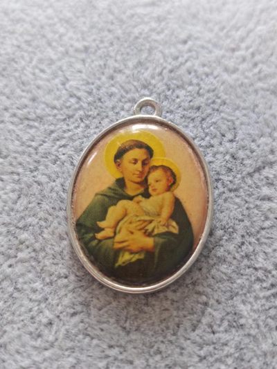 【8个洞收藏】第6场★0押0起一件包邮★女神专场(持续更新···) 7天连拍 回馈老粉 感谢陪伴   - 圣安东尼奥与你同在，年代不详 ，材质合金，但是也非现在的款，字迹钢印清晰，此枚大小男女皆可 22.2MM