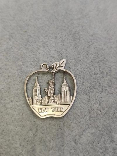 【8个洞收藏】第6场★0押0起一件包邮★女神专场(持续更新···) 7天连拍 回馈老粉 感谢陪伴   - 美国工艺品 纽约小苹果 吊坠